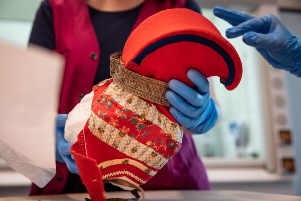 Máhccan on kaunis ja koskettava dokumentti saamelaisten kulttuuriperinnön kotiinpaluusta la-djogahpir-da-lvadasas-esia-itien-sarvilakki-saamelaismuseo-siidan-kokoelmista-ville-riiko-fofonoff