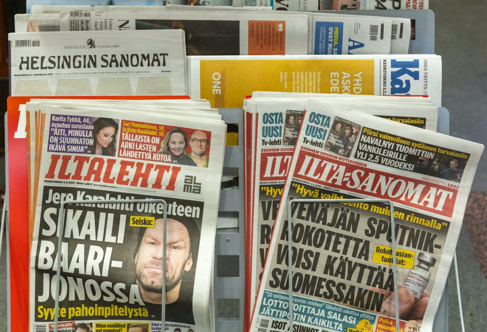 Iltapäivälehtiä kaupan lehtitelineessä