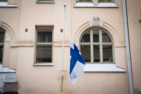 Yhteiskunnan väkivalta valuu lasten maailmaan lippu-003472