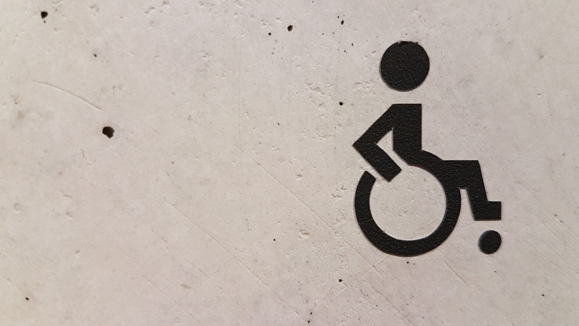 Seinässä logo, jossa pyörätuolia käyttävä henkilö.