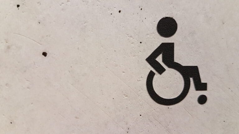 Seinässä logo, jossa pyörätuolia käyttävä henkilö.