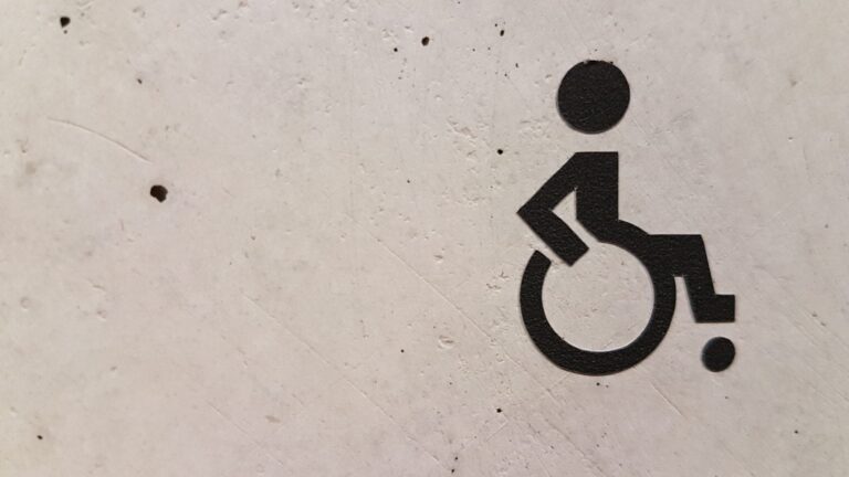 Seinässä logo, jossa pyörätuolia käyttävä henkilö.