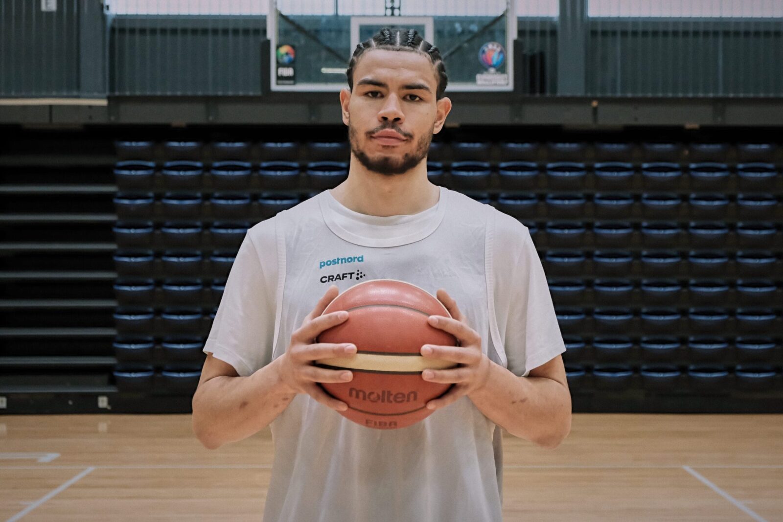 Olivier Nkamhoua katsoo kameraan.