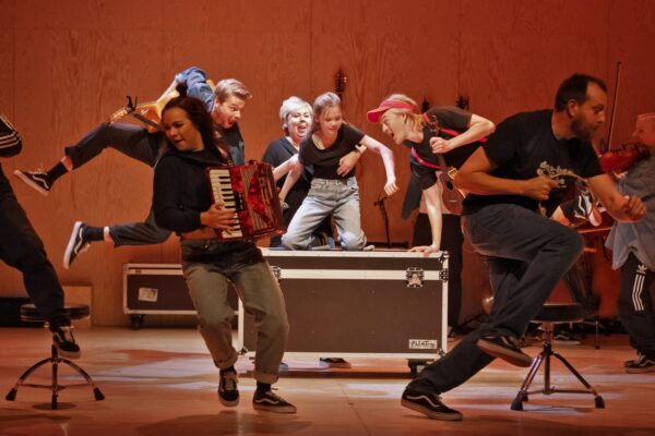 man dansar på Lilla Teatern.