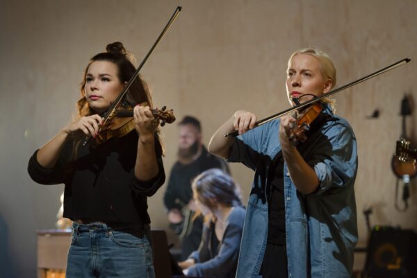 Flickor spelar fiol på Lilla Teatern.