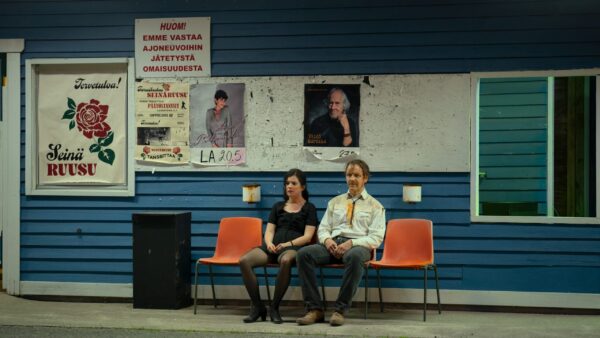 Jenni Toivoniemen elokuvassa boheemin isän ja uraa tekevän tyttären kohtaaminen tangomarkkinoilla sekoittaa sopan pahemman kerran perhoset-still-kuvassa-tyta-r-siiri-korttila-ja-isa-petri-volanen-kuva-sami-kuokkanen-tekele-productions-5679-print-small