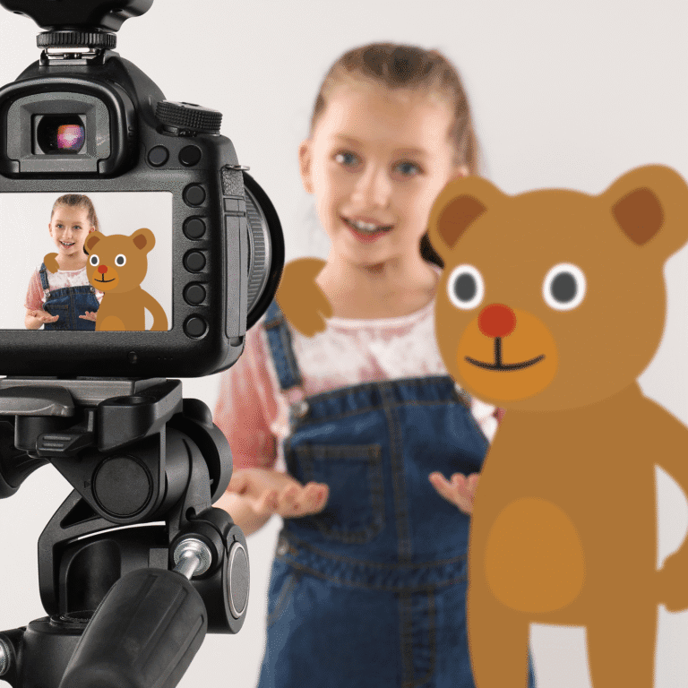 Lapsi puhuu studiossa kameralle, digitaalisesti tuotettu nalle vieressä.