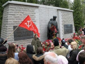 Homo sovieticus elää – ja häntä ruokitaan propagandan keinoin pronssisoturitallinna