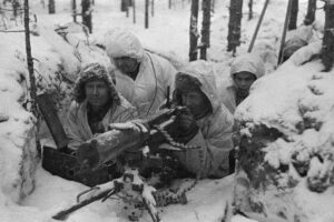 Neljä viikkoa maanpuolustuskurssilla sai pohtimaan, mitä puolustamme, kun puolustamme Suomea? pyssymiehet