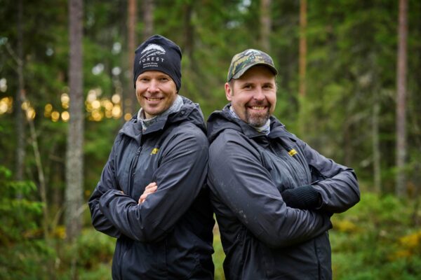 tero pitkämäki ja antti ruuskanen katsovat kameraan