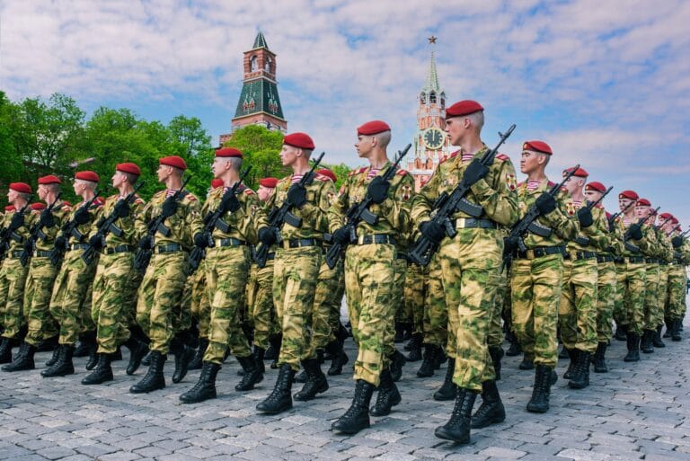 Armeijan joukko marssii rivissä.