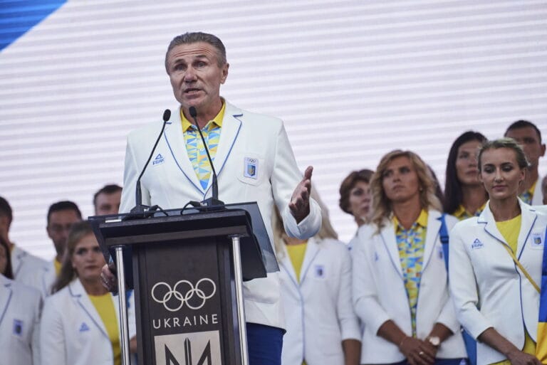Sergei Bubka puhuu mikrofoniin, ihmisiä taustalla.
