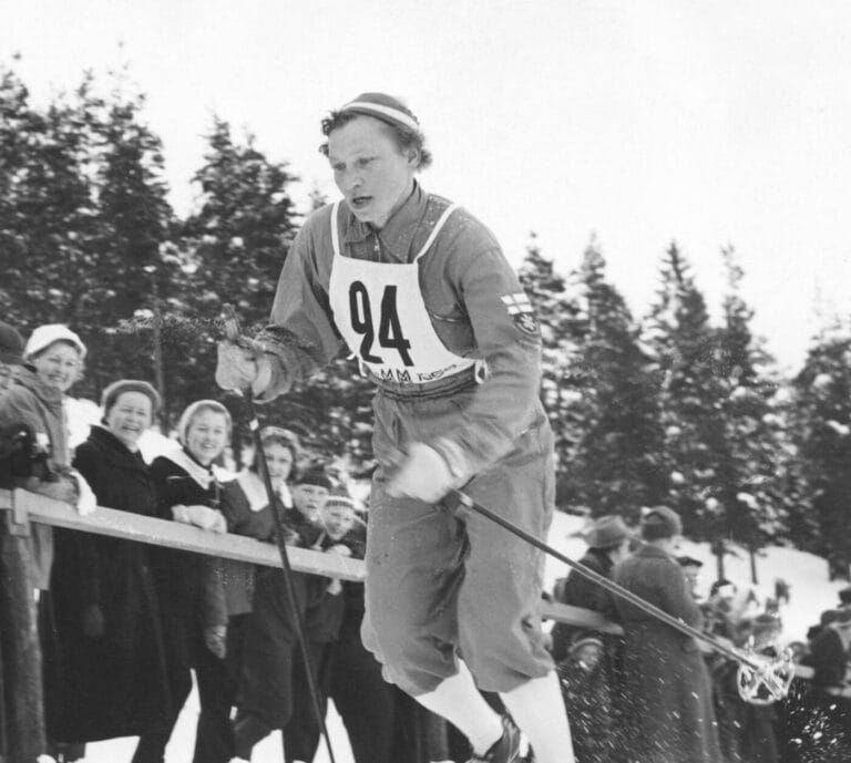 Siiri "Äitee" Rantanen hiihtää, taustalla yleisöä.