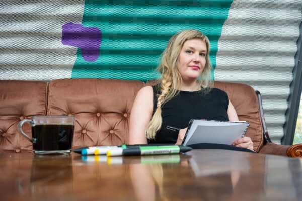 Keskusteluja sodasta ja kulttuurista – Sarjakuvataiteilija Aino Sutinen purki mieltään askarruttavat asiat ruuduiksi sutinen1-srgb