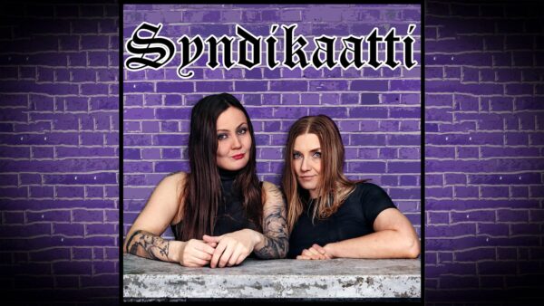 Miltä Syndikaatti kuulostaisi Tere Vadénin ja Antti Salmisen tekemänä? Syndikaatin logossa Emilia Männynväli ja Laura Gustafsson.