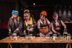 Teatteri Telakan Synnytystalkoot on kömpelöitä sukupuoliroolituksia kodikkaasti satirisoiva kabaree synnytystalkoot-01-2048x1365-1