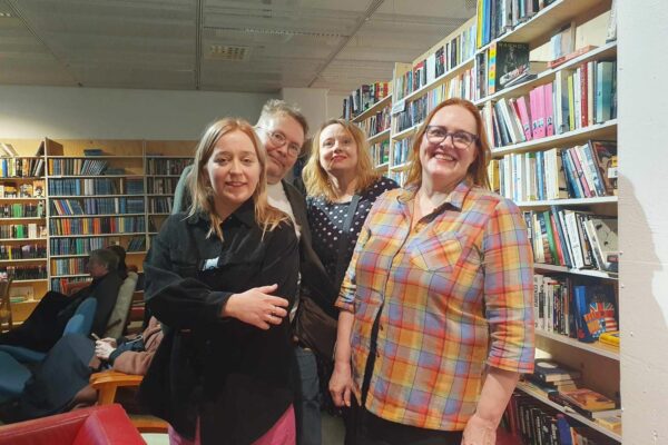 Suuri Voiman Teatteriliite-spesiaali – live Sivullinen-kirjakaupasta teapod20241223