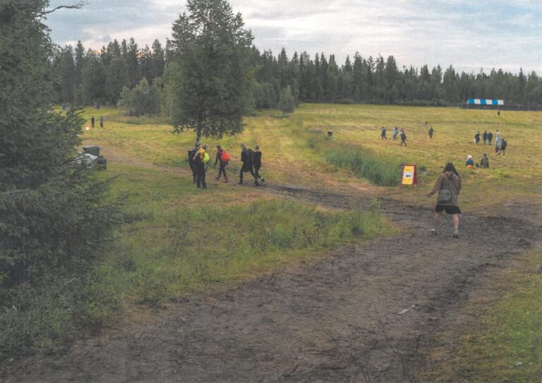 Ihmisiä vaeltelee hylätyllä golfkentällä.