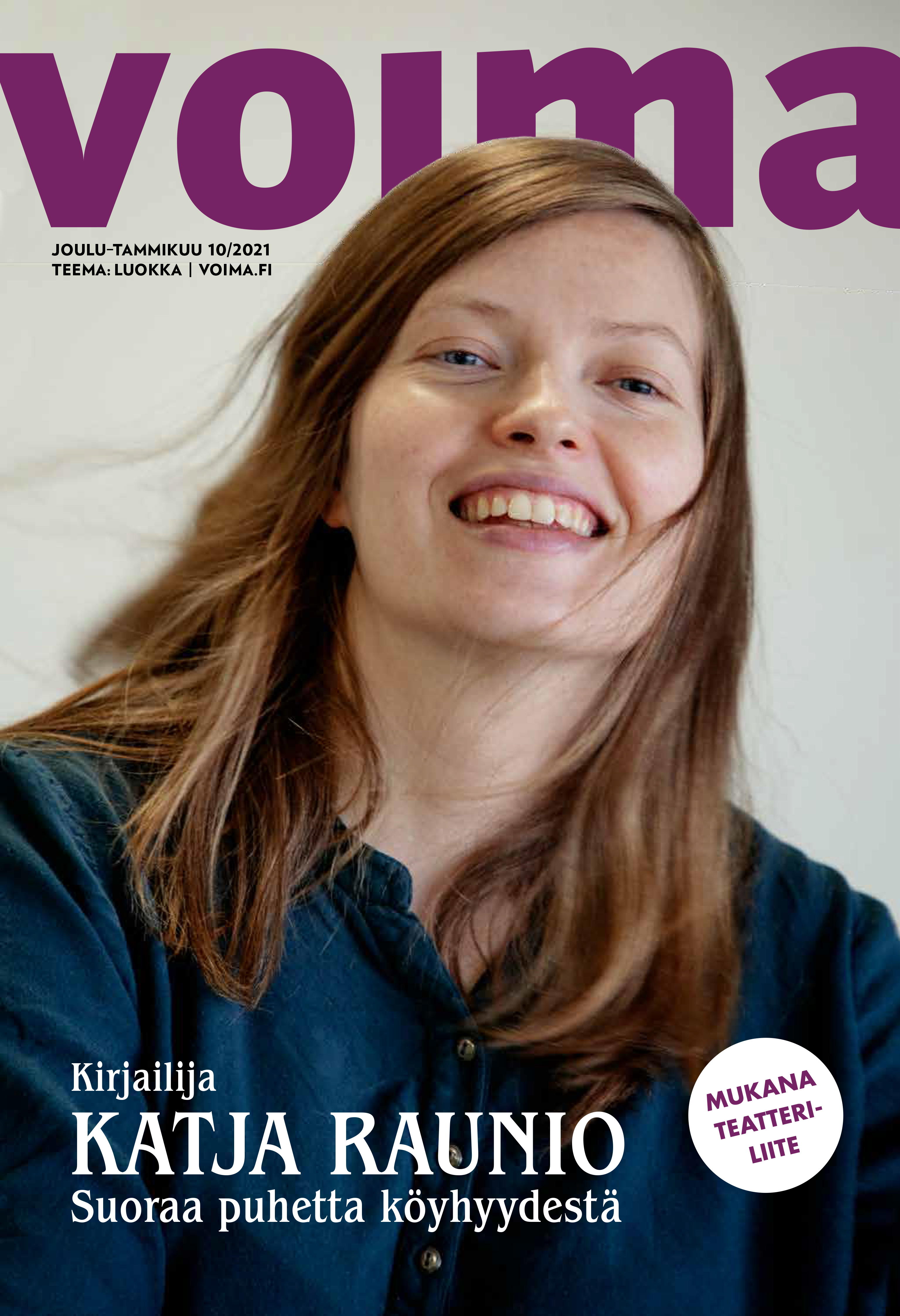 Voiman 10/2021 kannessa henkilö katsoo kameraan hymyillen. Teksti "Kirjailija Katja Raunio – Suoraa puhetta köyhyydestä".