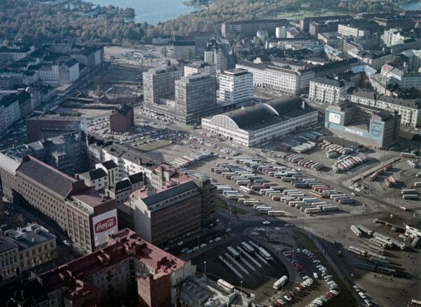 Nykyaika – Helsingin aukiot tukitaan kuin ihmisen sydän rasvalla Kamppi, keskellä Autotalo ja Tennispalatsi.