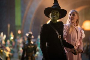 Supersankarielokuvalta näyttävä Wicked paljastaa ihmemaan salaisuuksia ja näyttää fasismin vaarallisuuden wicked