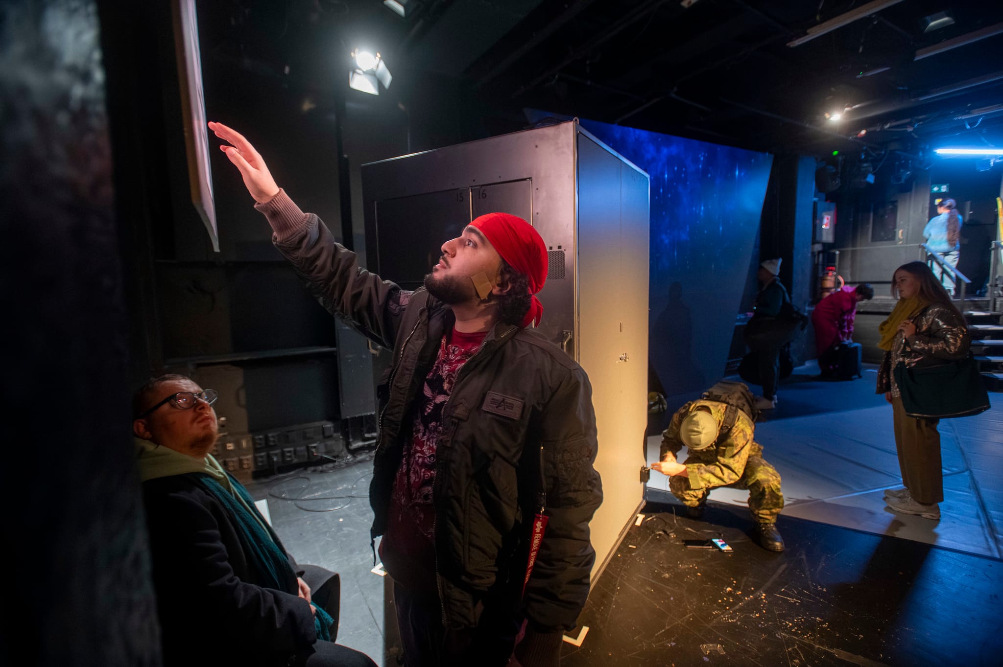 Kun elämässä tapahtuu mullistuksia, teatterin yhteisö kannattelee, Jussi Lehtonen kirjoittaa esseessään