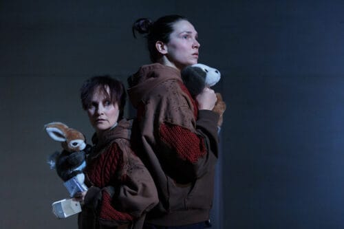 Kom-teatterin Taival tutkii läheisen menettämisen surua silloin kun suhde on ollut vaikea KOM-teatteri Taival kuvassa Hanna Raiskinmäki ja Tuuli Paju, kuva Mitro Härkönen