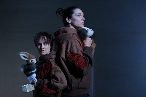 KOM-teatteri Taival kuvassa Hanna Raiskinmäki ja Tuuli Paju, kuva Mitro Härkönen