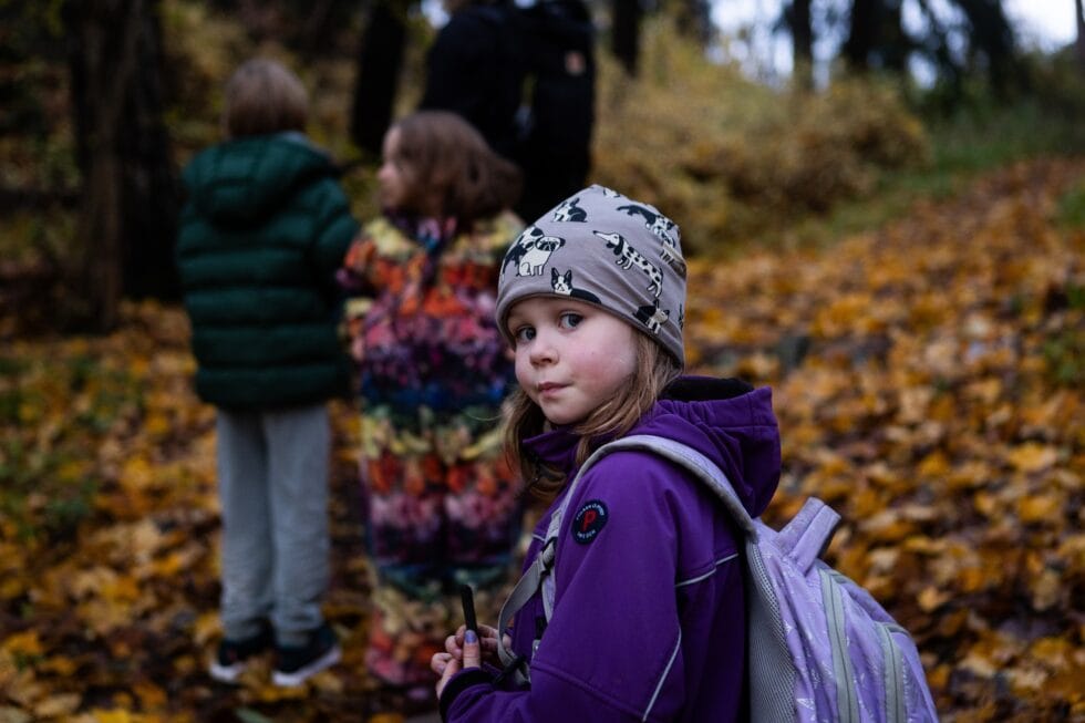 tyttö katsoo kameraan