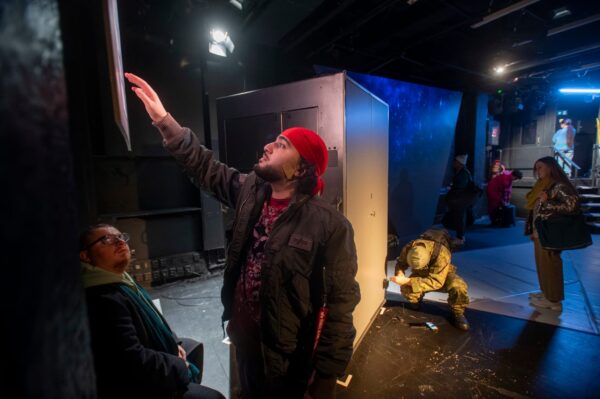 Kun elämässä tapahtuu mullistuksia, teatterin yhteisö kannattelee, Jussi Lehtonen kirjoittaa esseessään 54931617064-169d5c833f-k