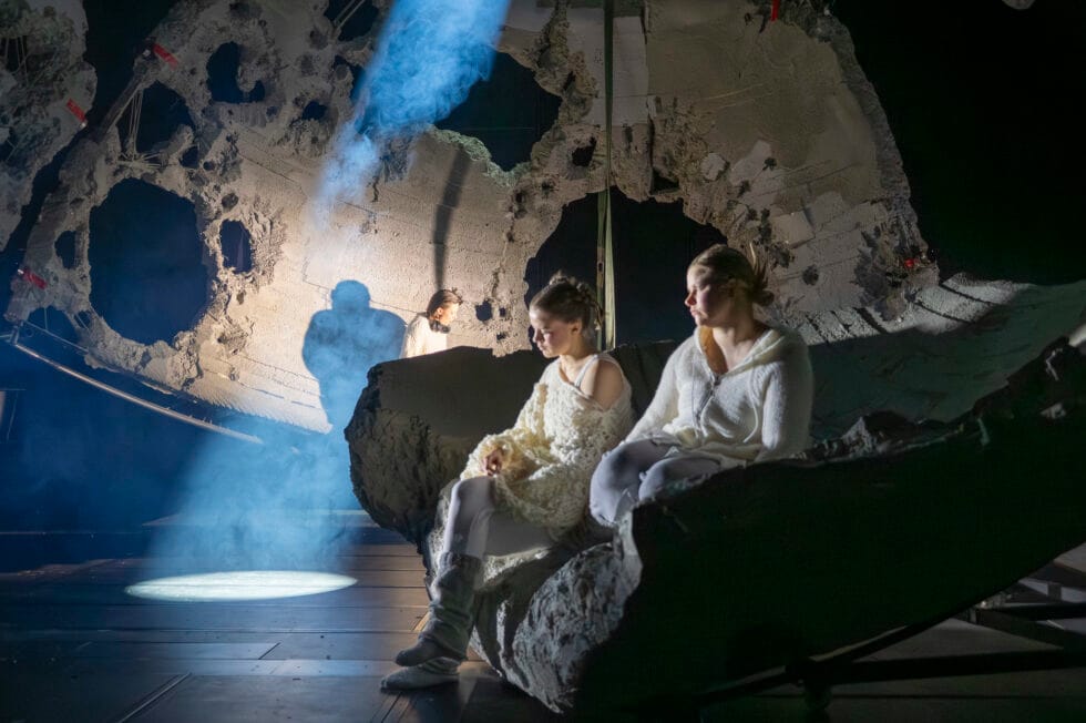 näyttelijät katsovat sivuun