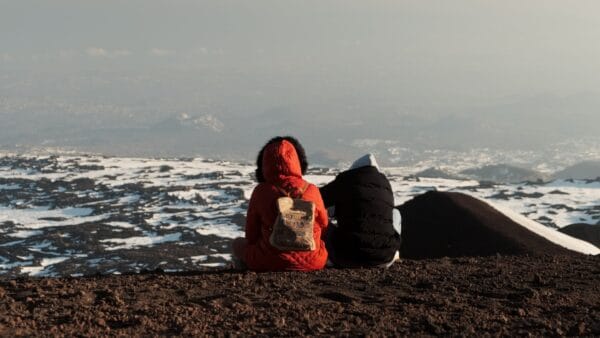 Sisarukset istuvat selin kameraan