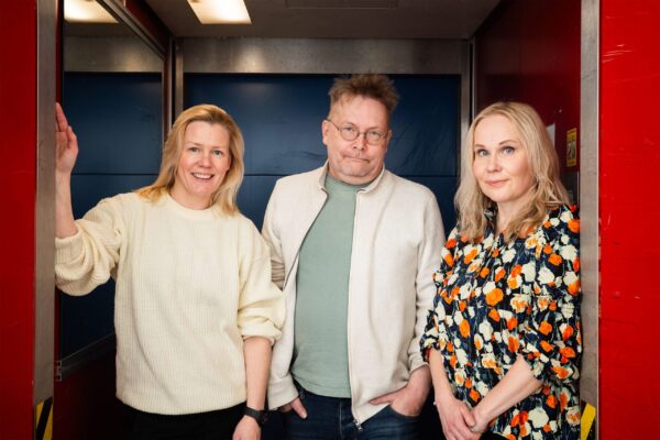 Miksi ihmisen on niin vaikea ymmärtää muiden eläinten kokemuksia? 20260223-teatterinpolitiikkaa-kuva