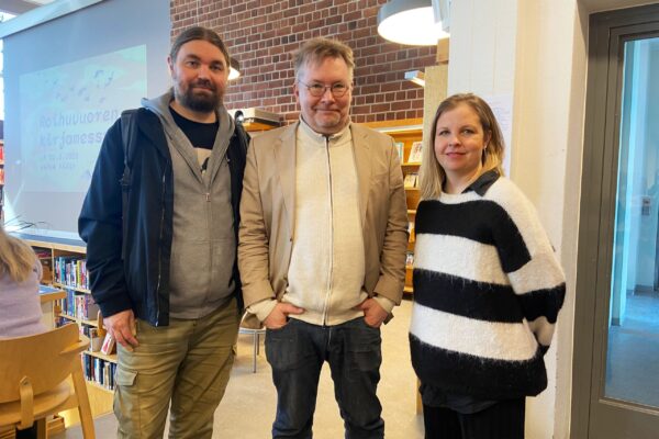 Näytelmä kirjallisuutena – live Roihuvuoren kirjamessuilta 20260413-teapod-kuva-1