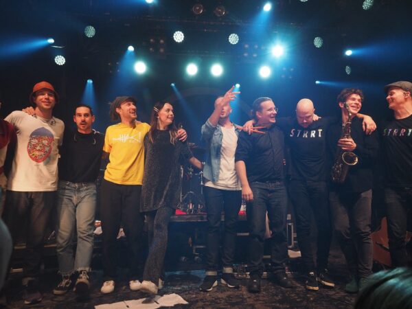 2048px-don-johnson-big-band-christmas-show-2019-group-pose-picture