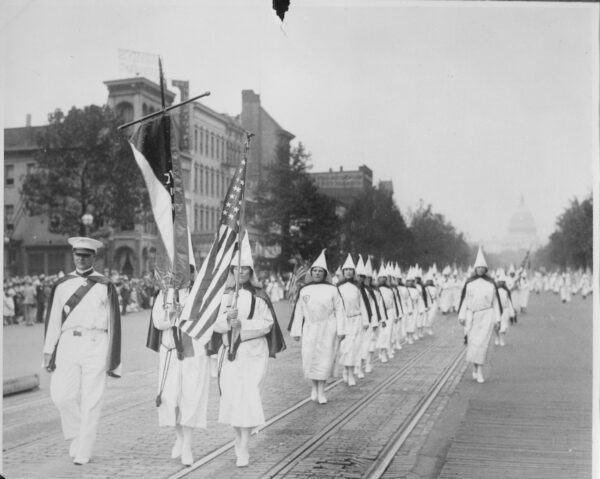 Ajatus valkoisesta ylivallasta on kulkenut näennäistieteellisestä imperiumin oikeutuksesta hajautetuksi verkkoideologiaksi The_Ku_Klux_Klan_on_parade_down_Pennsylvania_Avenue,_1928_-_NARA_-_541885