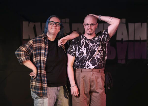 Yleisö täynnä valkoisia lesboja. Queerilla stand up -klubilla vitsaillaan ihmissuhteista ja sukupuolirooleista